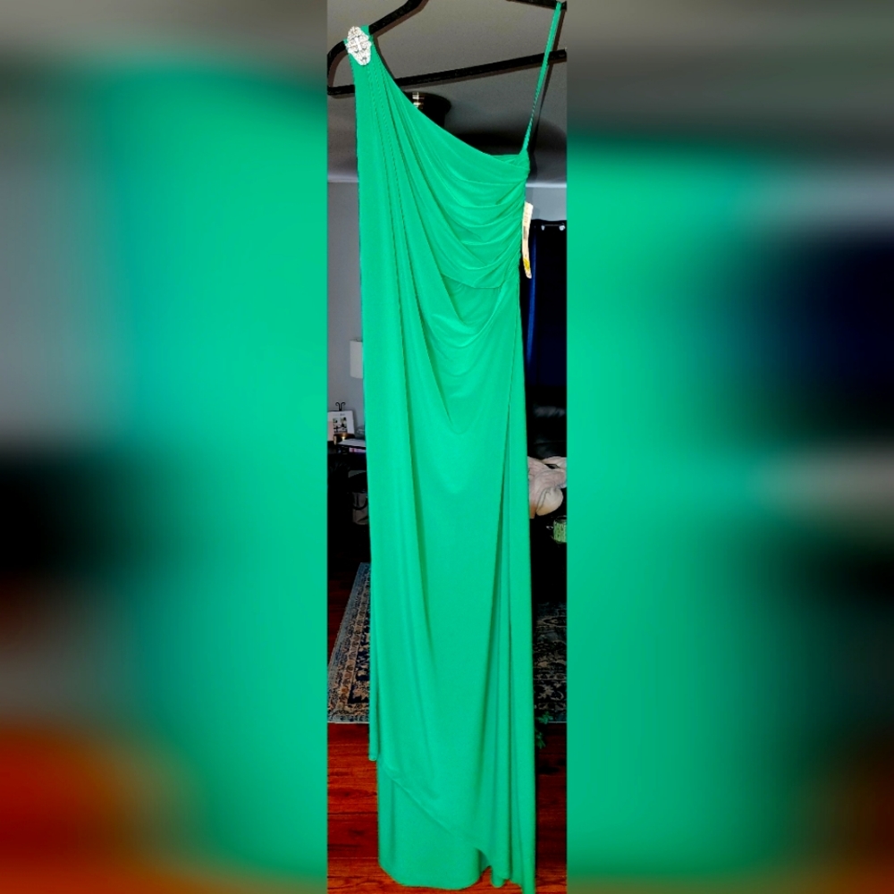 Never used doesn't fit me. Ralph Lauren with tags size 4, green evening gown.